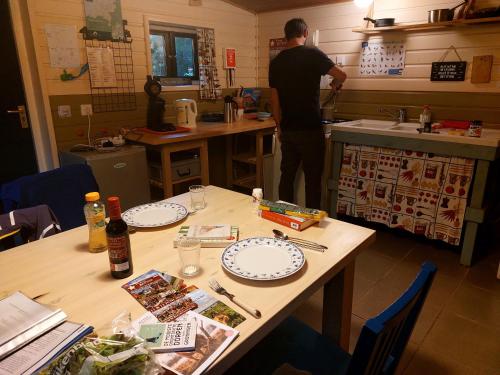 Kuchyň nebo kuchyňský kout v ubytování Slaaphutje BuitenWedde Westerwolde