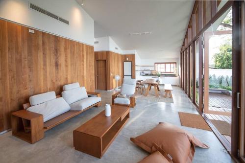 un soggiorno con un divano e un tavolo di Nutnicha river house a Lam Phaya