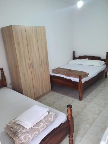Apartmani Lalo Jankovic في سوتوموري: سريرين توأم في غرفة مع