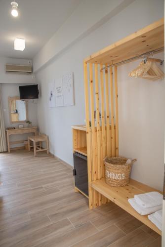 a room with a kitchen with a refrigerator and a shelf at Marabou Hotel Chorefto in Chorefto