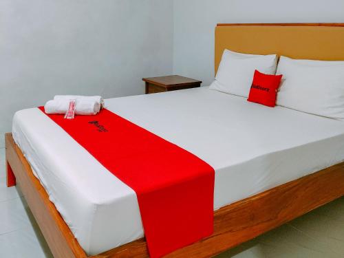 Ένα ή περισσότερα κρεβάτια σε δωμάτιο στο RedDoorz at Omah Candi Sari near Airport YIA