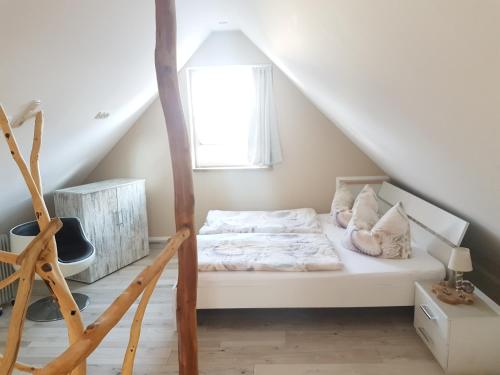 1 dormitorio con 1 cama en el ático en Ferienhaus am Rande des Müritz-Nationalparks, en Kargow