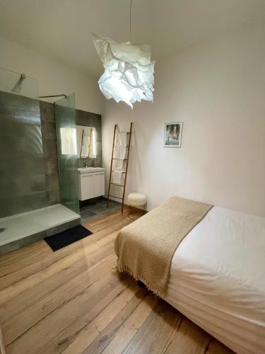 une chambre avec un lit et une paroi vitrée dans l'établissement T2 neuf hyper centre et calme, à Ajaccio