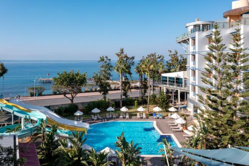 - une vue sur un complexe avec une piscine et l'océan dans l'établissement Hotel Grand Kaptan - Ultra All Inclusive, à Alanya