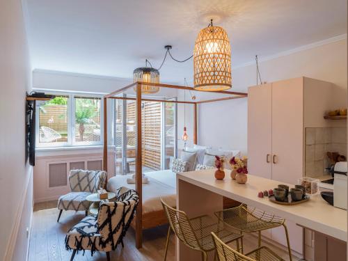 une cuisine et un salon avec une table et des chaises dans l'établissement Rose & Garden - Eiffel Tower, à Paris