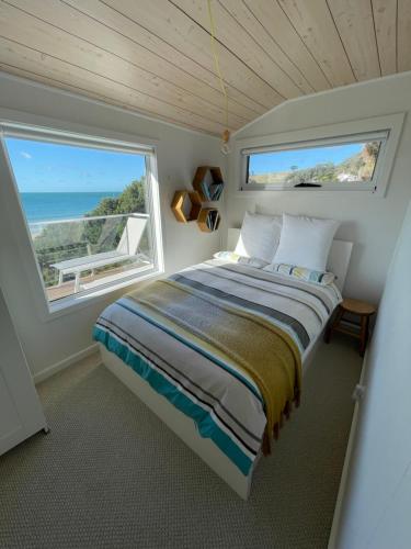 船港的住宿－Just Relax &，一间卧室设有一张床和一个大窗户