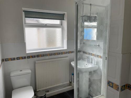 Et badeværelse på Lovely Bournemouth cottage with beautiful large garden, 5 min to the beach by car