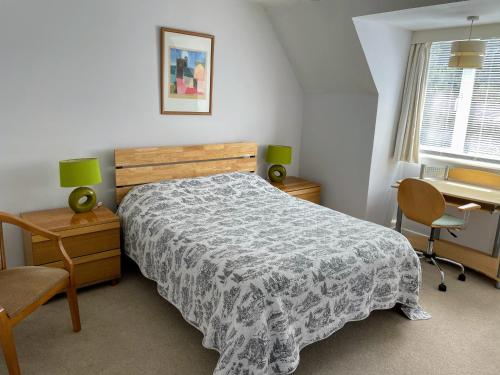 En eller flere senge i et værelse på Lovely Bournemouth cottage with beautiful large garden, 5 min to the beach by car