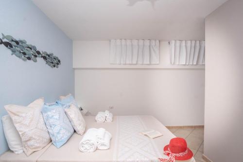Tempat tidur dalam kamar di Porto Corallo Frontemare