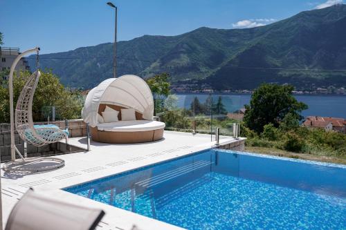 uma piscina com vista para uma montanha em Villa Dea em Kotor