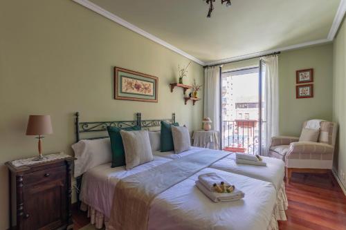 ein Schlafzimmer mit einem Bett und einem Tablett mit Essen drauf in der Unterkunft La casa del mercadillo, Haro in Haro