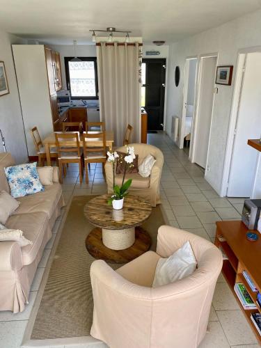 un salon avec des canapés et une table dans l'établissement Pied à terre pour des vacances au bord de la mer, au Conquet