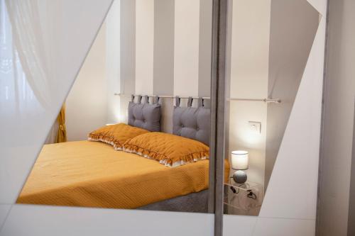 Spiegelreflexion eines Bettes in einem Zimmer in der Unterkunft Mamo Florence - Cherubini Apartment in Florenz