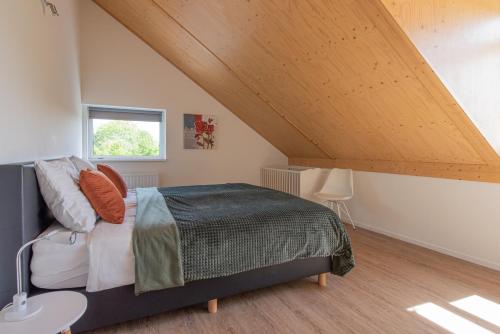 Un pat sau paturi într-o cameră la Woning "Villa Zoutelande"
