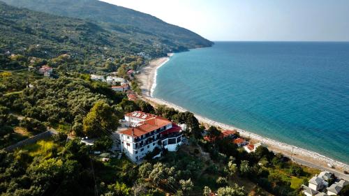 una vista aérea de una casa en una colina junto al océano en Marabou Hotel Chorefto en Chorefto