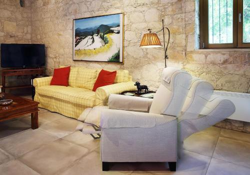 ein Wohnzimmer mit einem Sofa und einem Stuhl in der Unterkunft KANTARA HOUSE - A Rural Retreat of Comfort & Class! in Arsos