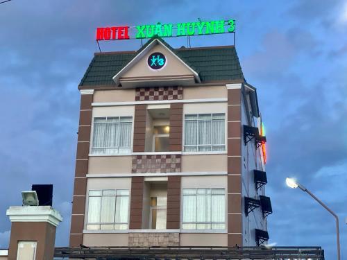 a building with a sign on top of it at Khách Sạn Xuân Huỳnh 3 Sóc Trăng in Soc Trang