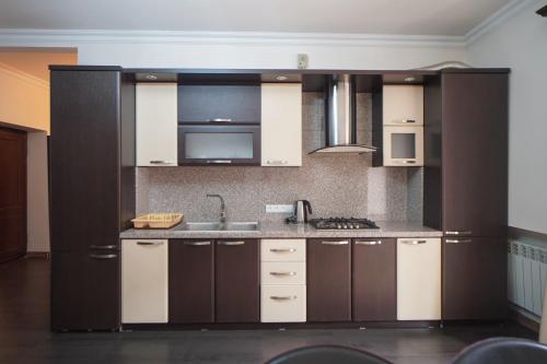 A cozinha ou cozinha compacta de 2-BDR Perfectly located apt. in City center