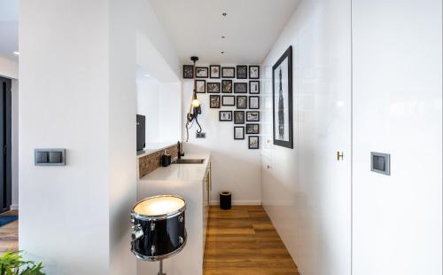a room with white walls and a drum stool at Medusa Luxury Marina in Vilamoura