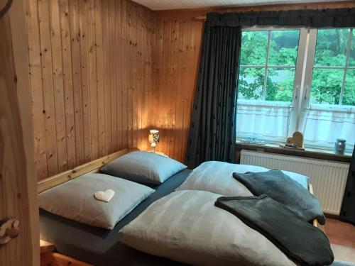 Een bed of bedden in een kamer bij Fewo Holzwurm