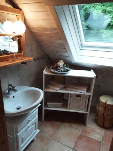 Een badkamer bij Fewo Holzwurm
