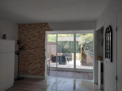 Photo de la galerie de l'établissement Charmant studio lumineux avec piscine CLIMATISATION, à Fréjus