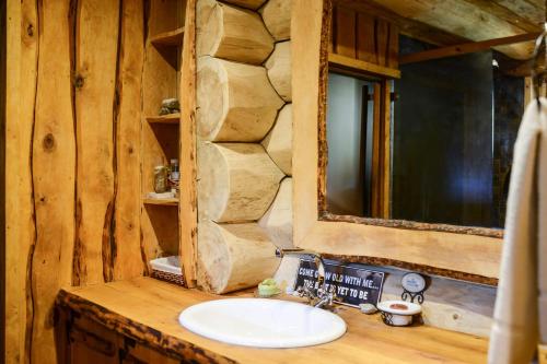 a bathroom with a sink and a mirror at Metskapteni Puhkemaja in Põõsaspea