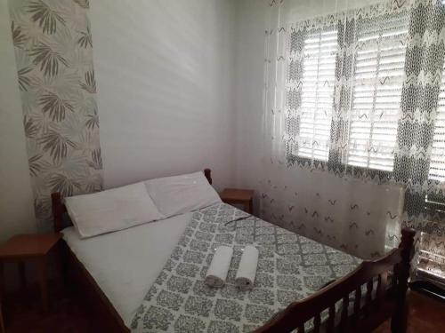 Een bed of bedden in een kamer bij Privatan smeštaj Igalo