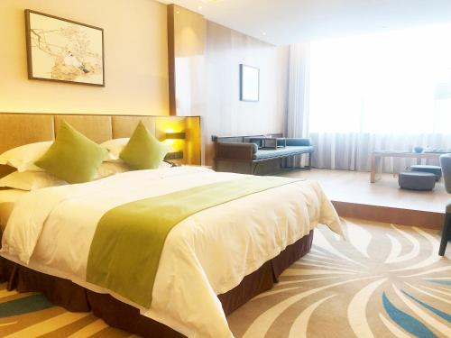 Katil atau katil-katil dalam bilik di Leshan Ramada Hotel