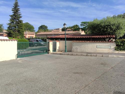 Photo de la galerie de l'établissement Charmant studio lumineux avec piscine CLIMATISATION, à Fréjus