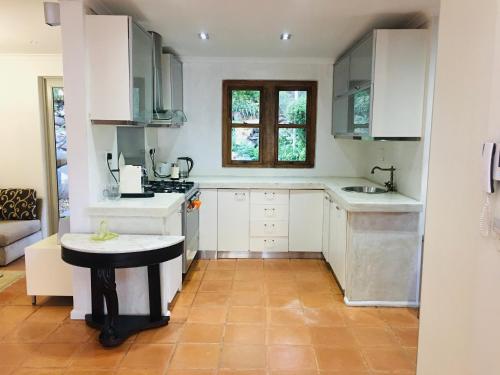 Una cocina o zona de cocina en Camps Bay Apartment