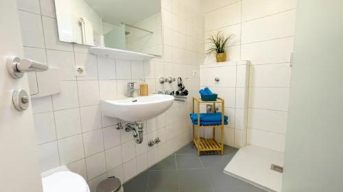 SahlenburgにあるFerienwohnung Nordseebrandung C1.4の白いバスルーム(洗面台、トイレ付)