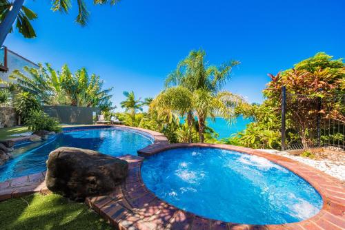 uma piscina no quintal de uma casa em Coral Sea Pearl em Shute Harbour