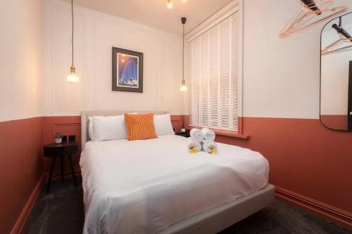 Un dormitorio con una cama con dos ositos de peluche. en Capri Stays - Apartment Two - Two Bed Apartment en Blackpool