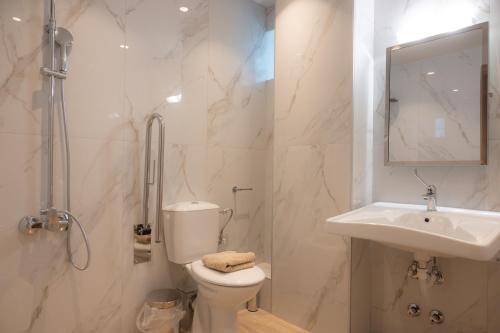 Nomad Hotel Paralia tesisinde bir banyo