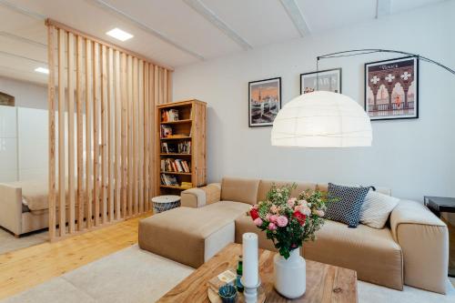 uma sala de estar com um sofá e uma mesa em Priestranný apartmán Moja Marína® v srdci Štiavnice em Banská Štiavnica