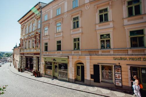 um grande edifício numa rua com lojas em Priestranný apartmán Moja Marína® v srdci Štiavnice em Banská Štiavnica