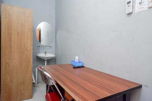 Fotografie z fotogalerie ubytování RedDoorz At Golden Inn Tugu Yogyakarta v destinaci Yogyakarta