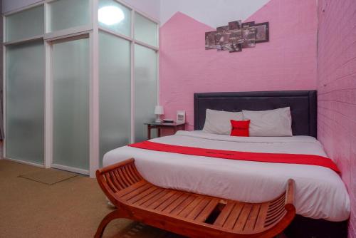 Tempat tidur dalam kamar di RedDoorz At Golden Inn Tugu Yogyakarta