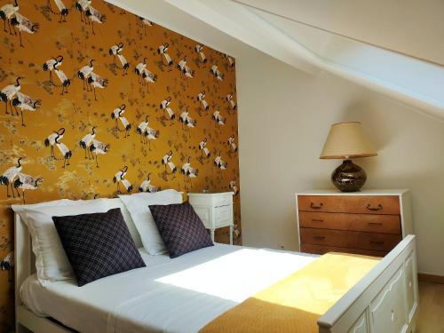 sypialnia z łóżkiem i ścianą z rysunkami jelenia w obiekcie Maison de 3 chambres avec jardin clos et wifi a Lens w mieście Lens