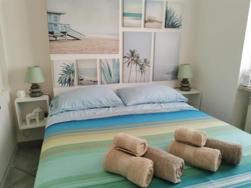 1 dormitorio con 1 cama con 2 toallas en Beach Apartments in Montesilvano, en Montesilvano
