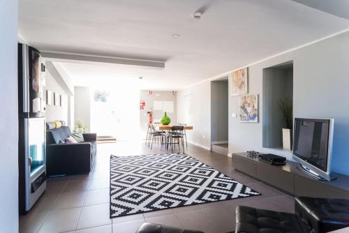 a living room with a couch and a tv at What Else Guest House - Fatima in Fátima