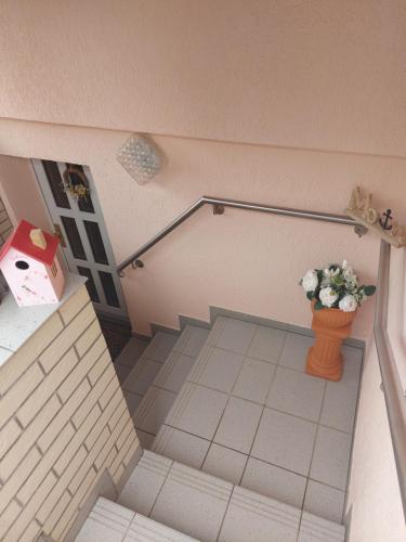 an overhead view of a stairs with a vase of flowers at Ferienwohnung Familie Windt in Feldberg