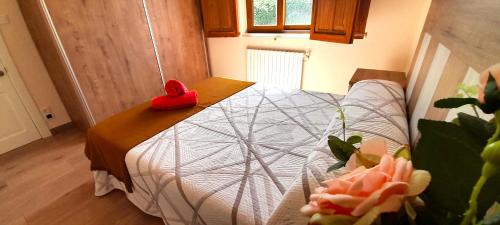 Un dormitorio con una cama con un juguete rojo. en Apartamento Rural Playa Foz - VISTAS AL MAR, en Foz