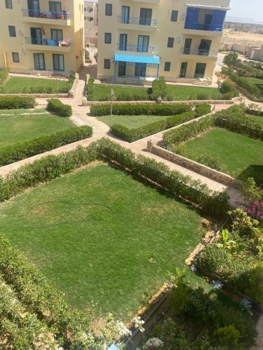 Ein Garten an der Unterkunft شاليه قرية ريفيرا 1