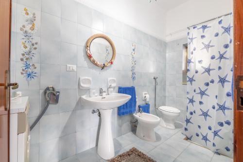 een badkamer met een wastafel en een toilet bij Villetta Family in Marina di Mancaversa