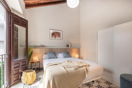 Säng eller sängar i ett rum på Apartamentos Líbere Málaga la Merced