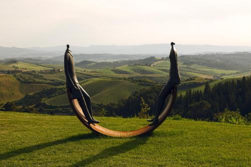 deux sculptures de baleines assises sur une colline herbeuse dans l'établissement Castelfalfi, à Castelfalfi