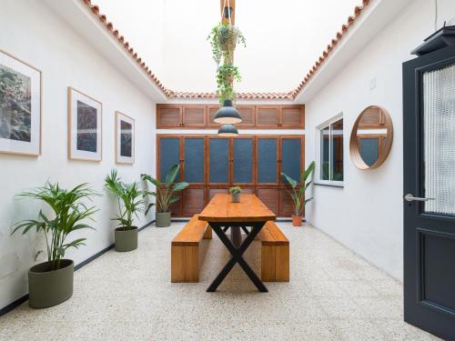 una mesa en una habitación con macetas en Cathedral Apartment, en Las Palmas de Gran Canaria