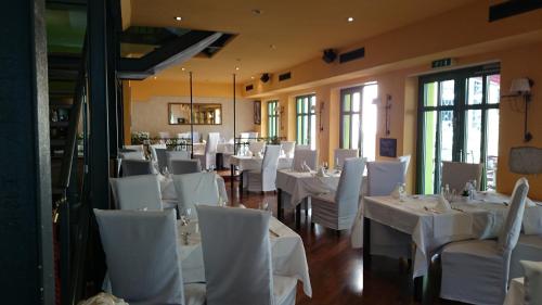 Ein Restaurant oder anderes Speiselokal in der Unterkunft Hotel Villa Grande 